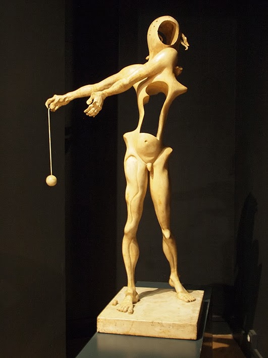 Hommage á Newton - Espace Dalí museum, Montmartre