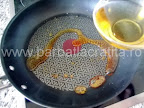 Mancare de gutui cu pui preparare reteta - turnam vinul peste zaharul topit
