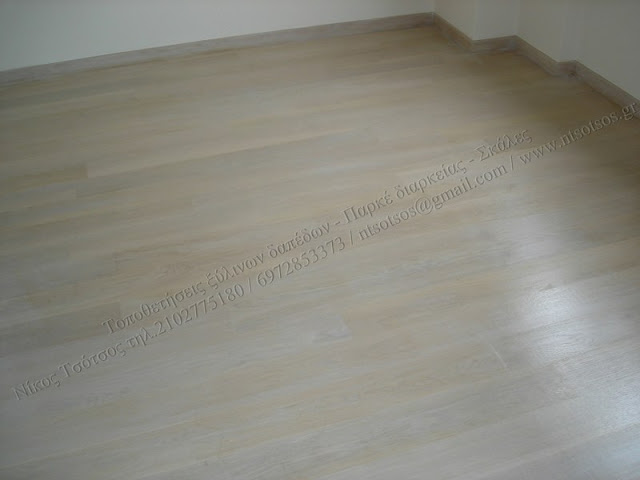 Βάψιμο ξύλινων πατωμάτων με λευκό χρώμα