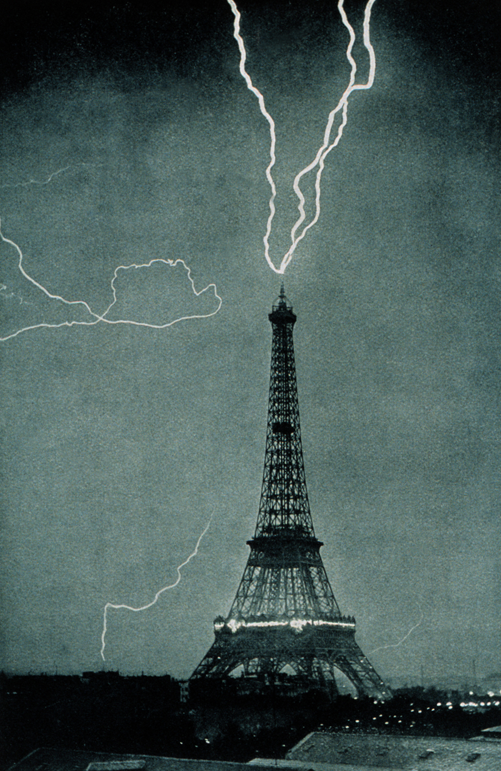 NJ2X Lightning Strikes The Eiffel Tower