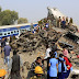[Κόσμος]Ξεπέρασαν τους 100 οι νεκροί μετά τον εκτροχιασμό τραίνου στην Ινδία 