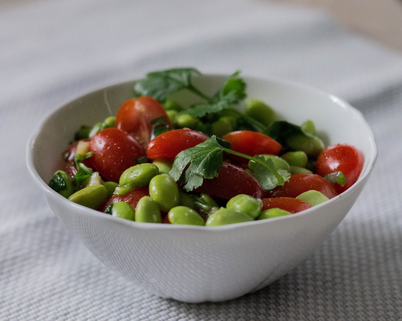 Edamamepapusalaatti Mama Gastro