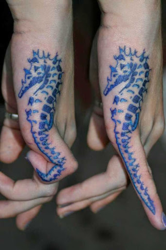 Esta mão de animação da tatuagem