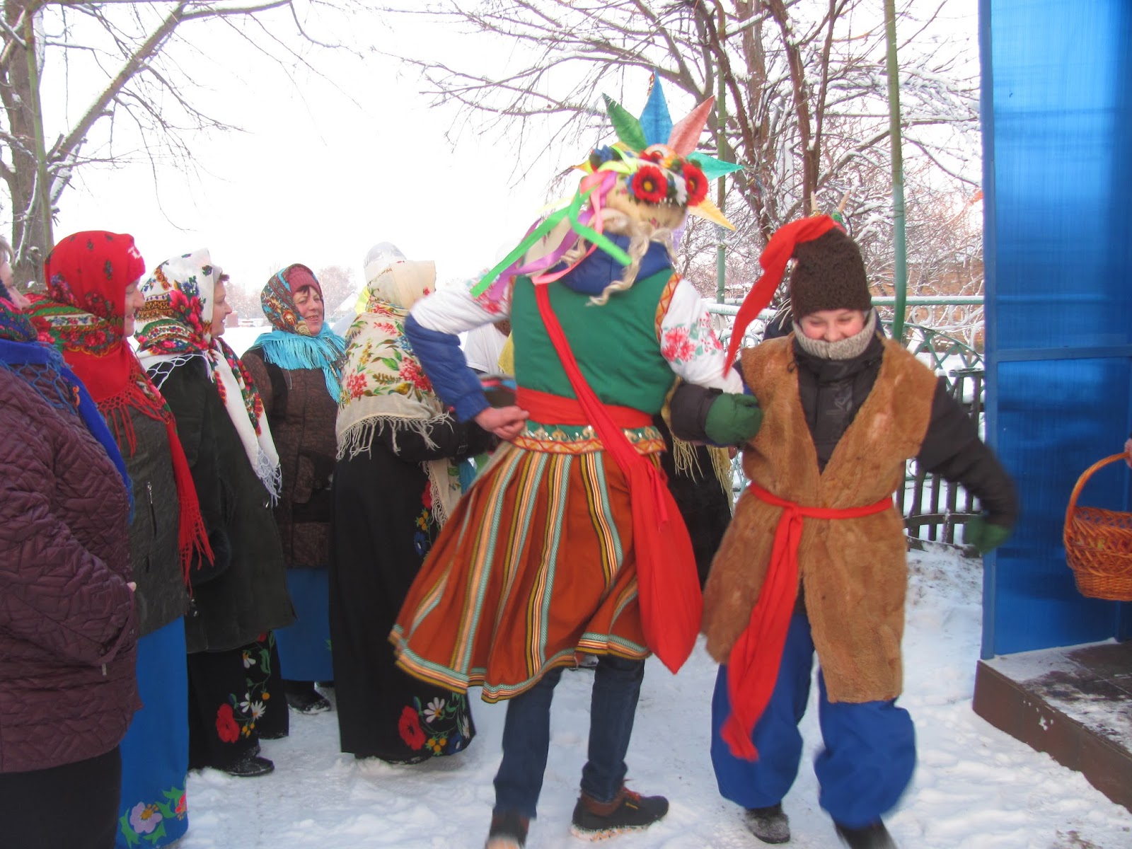 Меланка ходила. Ряженые на колядки. Маски для колядования. Костюмы на колядки. Вождение козы на святки.
