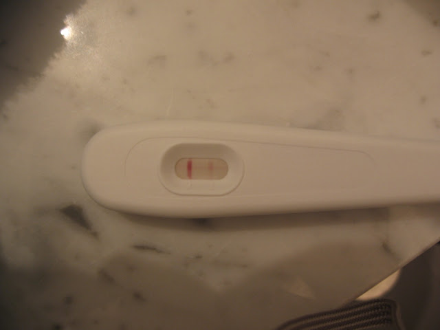 Foto de teste de gravidez 2ª linha muito clara, clarinha
