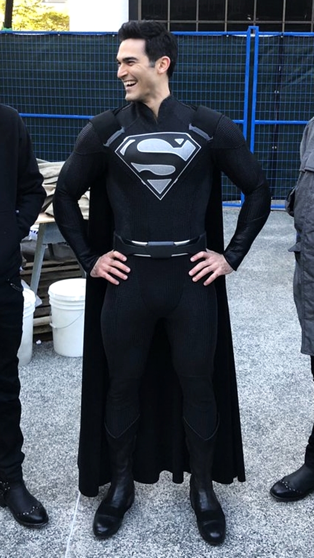 emocional Trascender legumbres Comicrítico: Todas las versiones del traje negro de SUPERMAN
