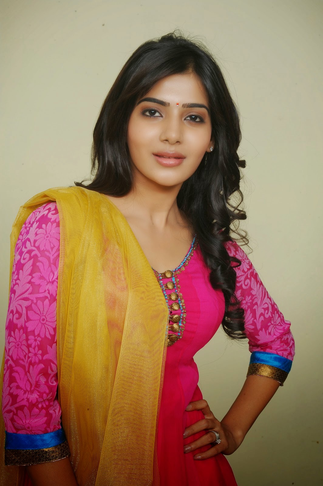 actress-samantha-cute-latest-stills-in-p