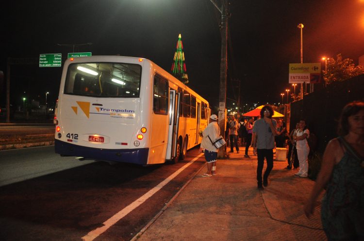 Secretaria de Serviços Urbanos de Natal quer retirar ambulantes da “parada do Carrefour” na BR-101 1 Vendedores na Parada do carrefour Sul 3
