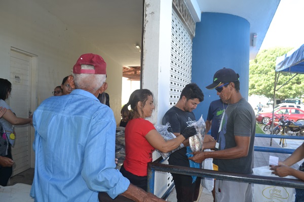 ALTO DO RODRIGUES: Prefeito Abelardo garante o peixe na mesa da população e o salário no bolso dos servidores antecipadamenteA experiência administrativa do prefeito de Alto do Rodrigues, Abelardo Rodrigues é espelho para gestores de todo o Estado, que mesmo enfrentando as adversidades do dia a dia em virtude das constantes quedas de receitas, não tem deixado a peteca cair mantendo a máquina administrativa em pleno funcionamento.