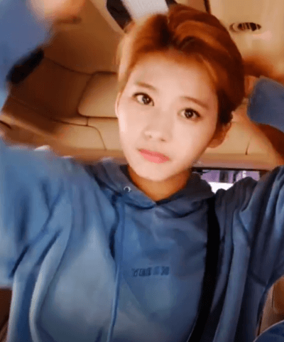 머리 정리하는 볼빵빵 사나