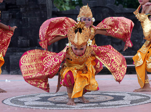 10 MacamMacam Tari Kreasi di Indonesia