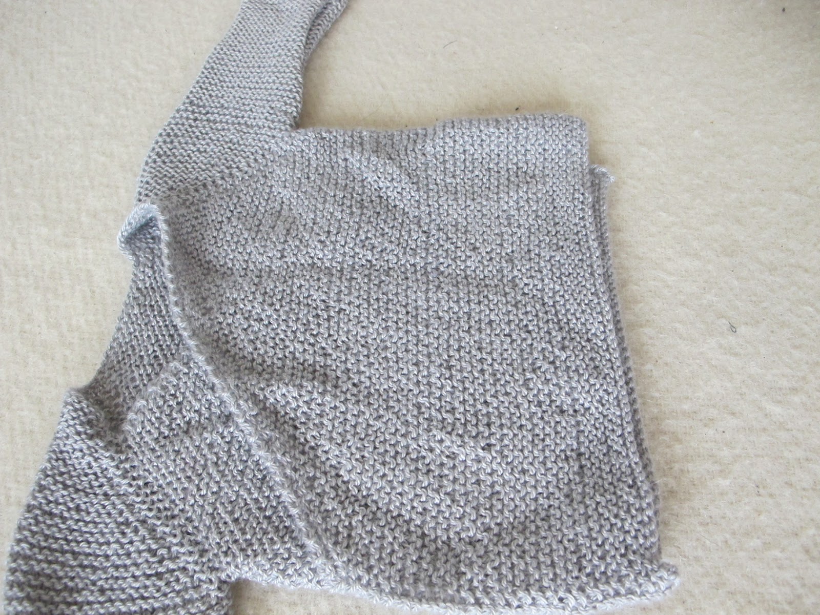 Baby I Omslagsjakke På Gulv