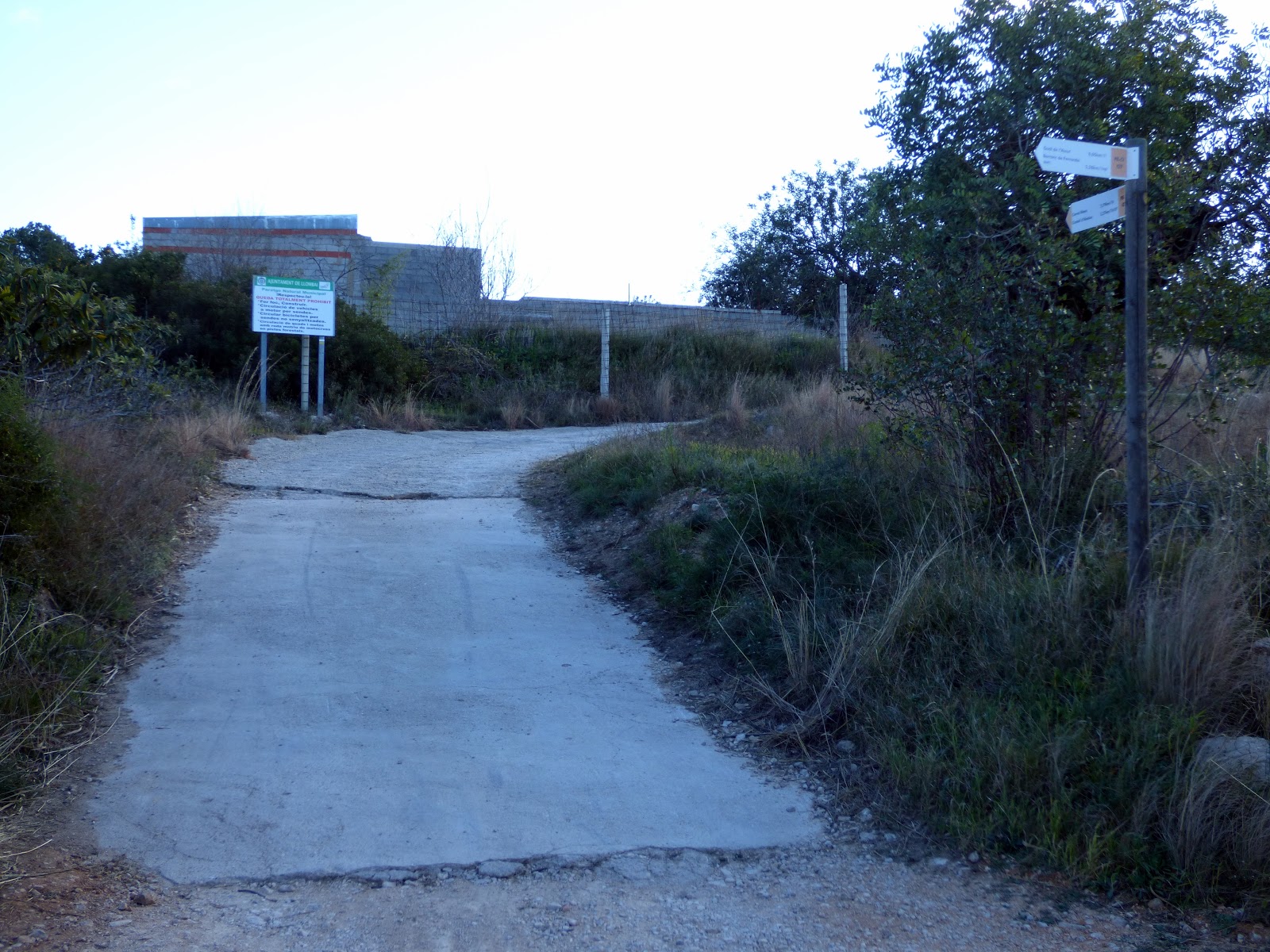 Anda con Tiocanya SenderismoAnda con Tiocanya Llombai. Castillo y