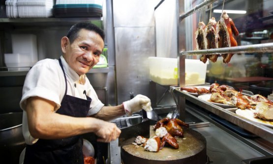 Singapore Street Food Vendor Serves $1.50 Meals And Receives A Prestigious Michelin Star Singapore Street Food Vendor Serves $1.50 Meals And Receives A Prestigious Michelin Star