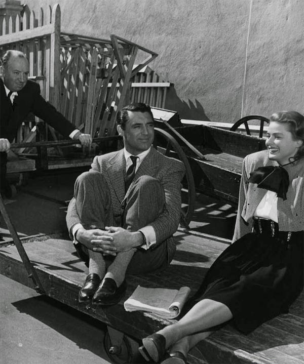 Alfred Hitchcock empujando una plataforma con Cary Grant e Ingrid Bergman en el rodaje de "Encadenados" (1946)