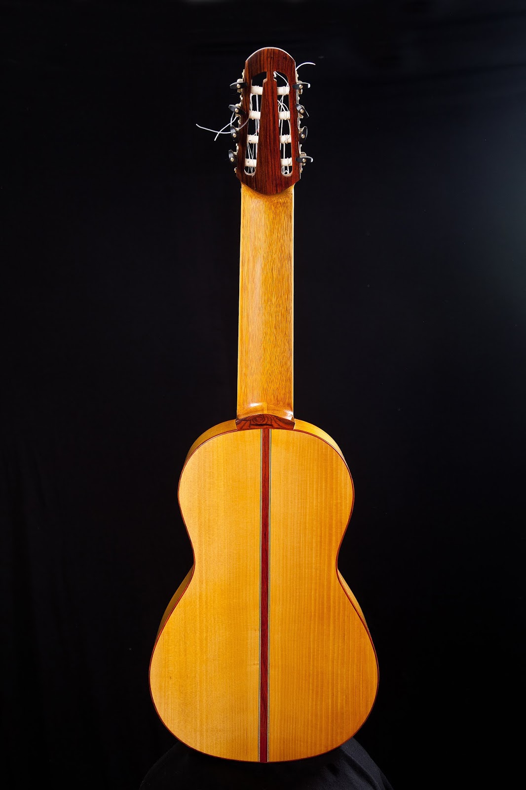 Guitarras custom construídas por Rodolfo Cucculelli, Luthier: Guitare  Classique à 8 cordes, diapason 650 mm.. Thuja plicata et Khaya senegalensis.