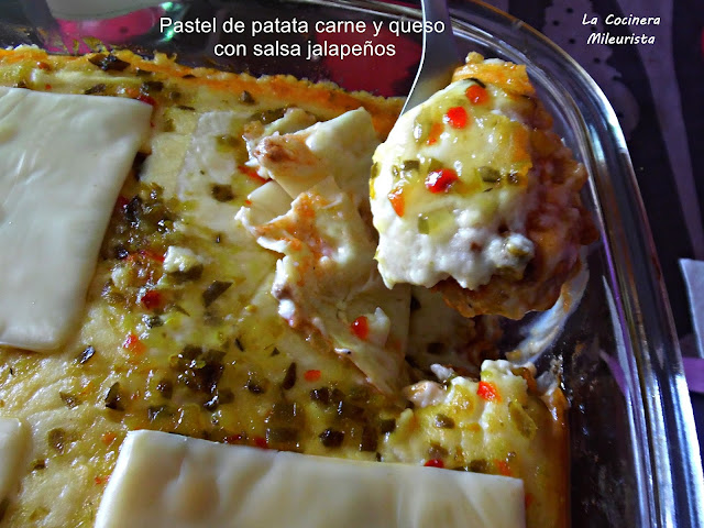 Pastel de patata carne y queso con salsa jalapeños