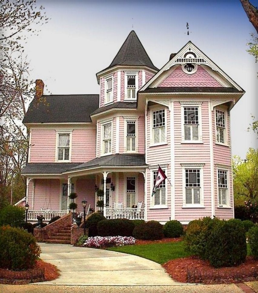 Фото розового дома. Викториан Пинк Хаус. Ашленд Орегон розовый дворец. Викторианский стиль фасад. Коттедж с башенкой в викторианском стиле.