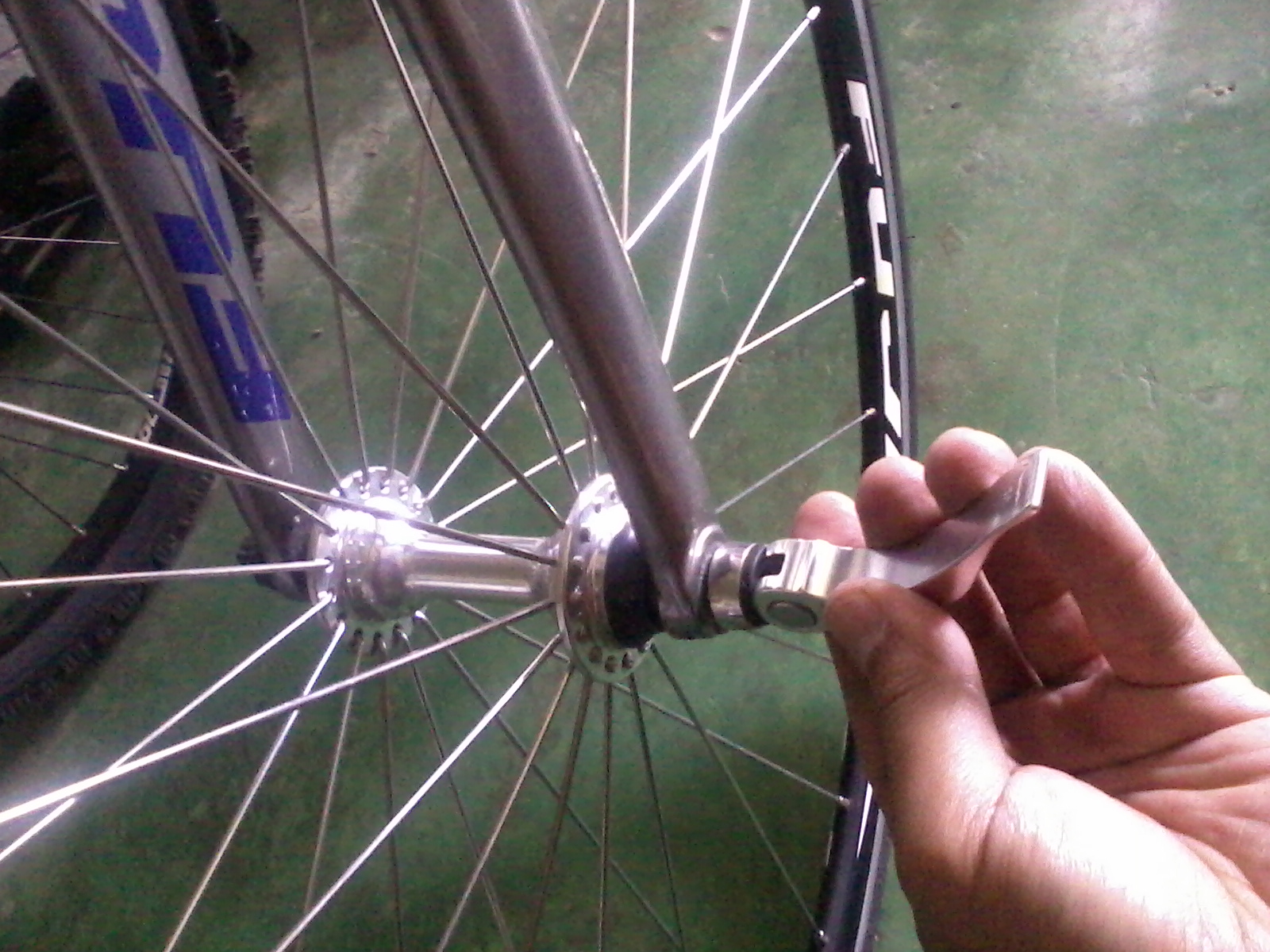 changing road bike tube