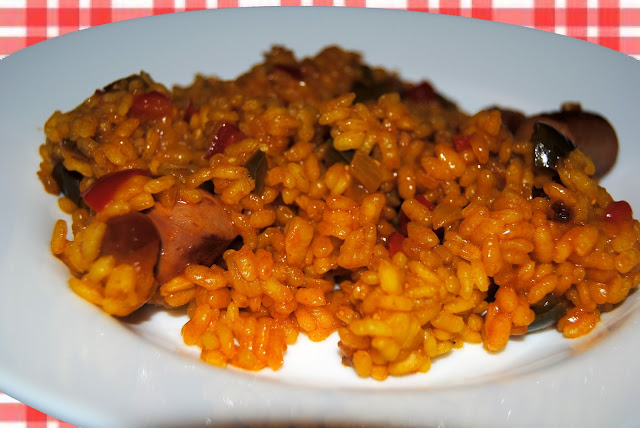 Arroz amarillo con salchichas