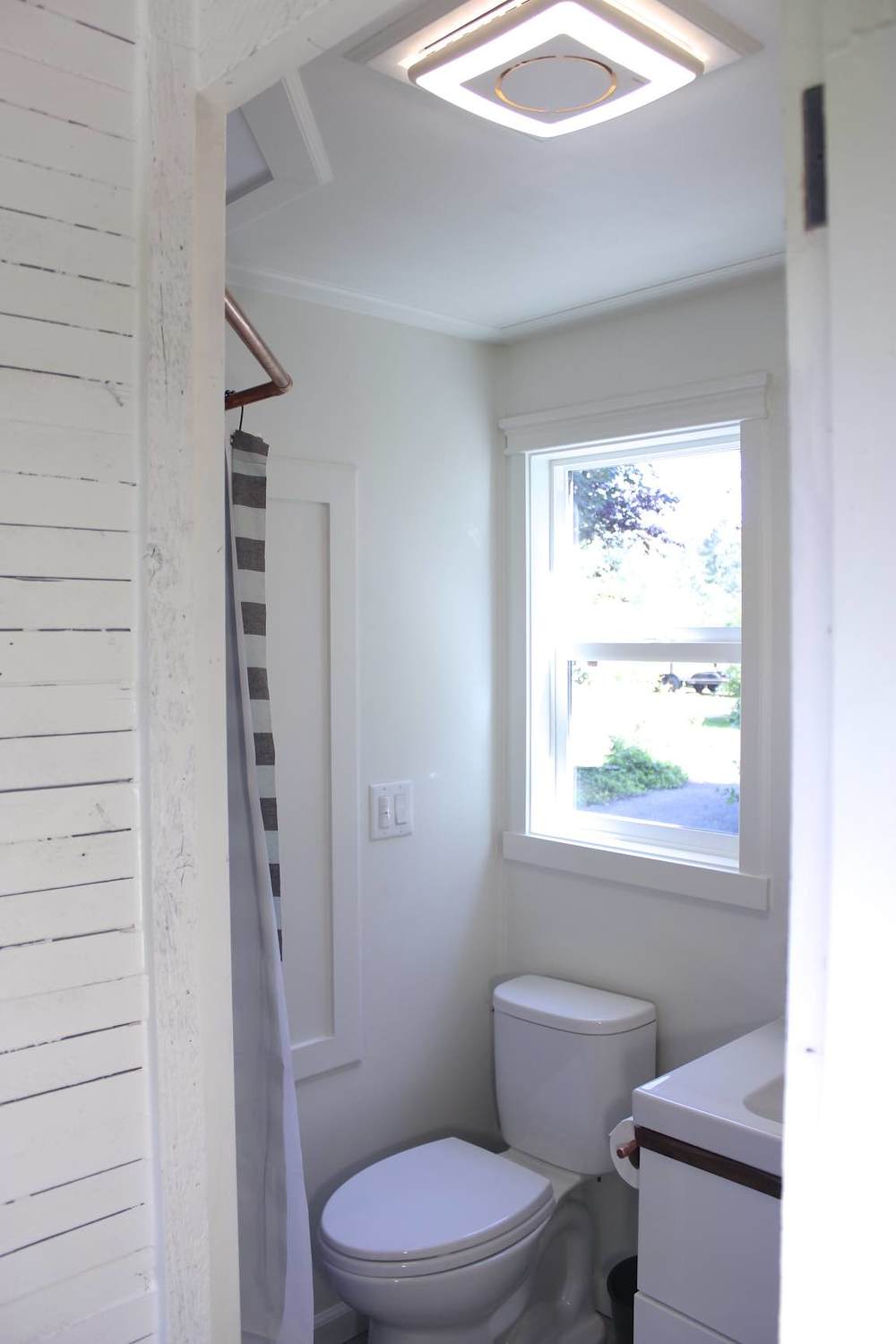 The Handcrafted Movement Tiny House [ TINY HOUSE TOWN ]