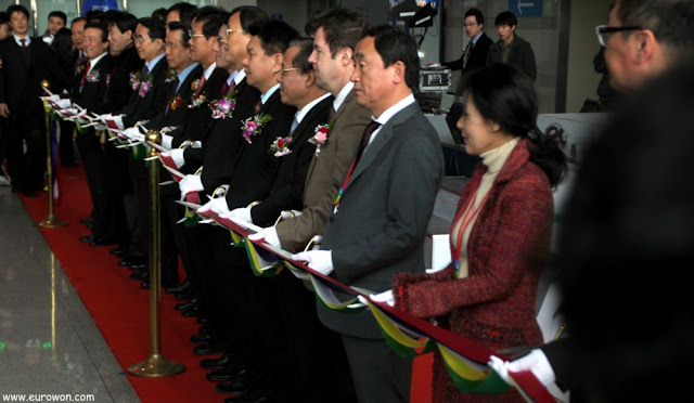 Muchas autoridades coreanas cortando la cinta inaugural del tren ITX