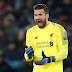 Zagueiro do Liverpool brinca com Alisson após falha; confira