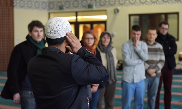 Pintu Masjid Dibuka Lebar Untuk Para Non-Muslim. Tujuannya Sungguh Luar Biasa! Pintu Masjid Dibuka Lebar Untuk Para Non-Muslim. Tujuannya Sungguh Luar Biasa!