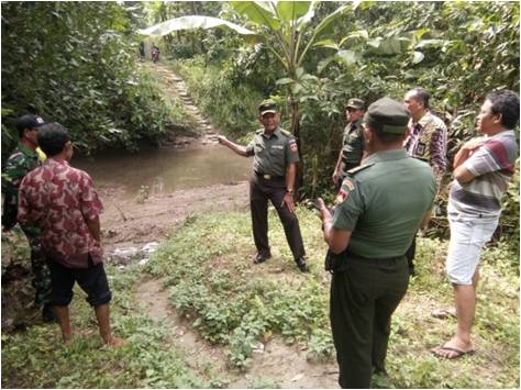 Kasiter Rem 074/Wrt Tinjau Lokasi Sungai Yang Diajukan Untuk Pembuatan Jembatan Gantung Desa Pantirejo Kasiter Rem 074/Wrt Tinjau Lokasi Sungai Yang Diajukan Untuk Pembuatan Jembatan Gantung Desa Pantirejo