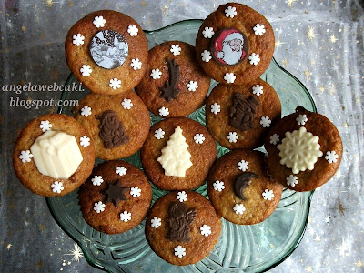 Banános muffin vaníliapudinggal töltve, karácsonyi sütemény recept, karácsonyi csokoládé lapokkal és mikulásos transzferfóliával díszítve.