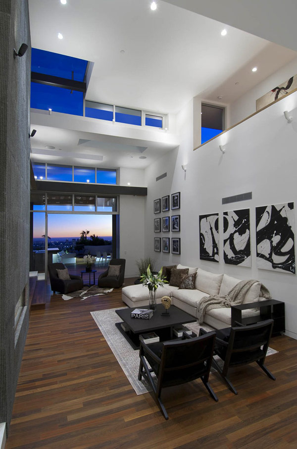 Residencia Masiva Doheny con Pantallas Opulentas en las Colinas de