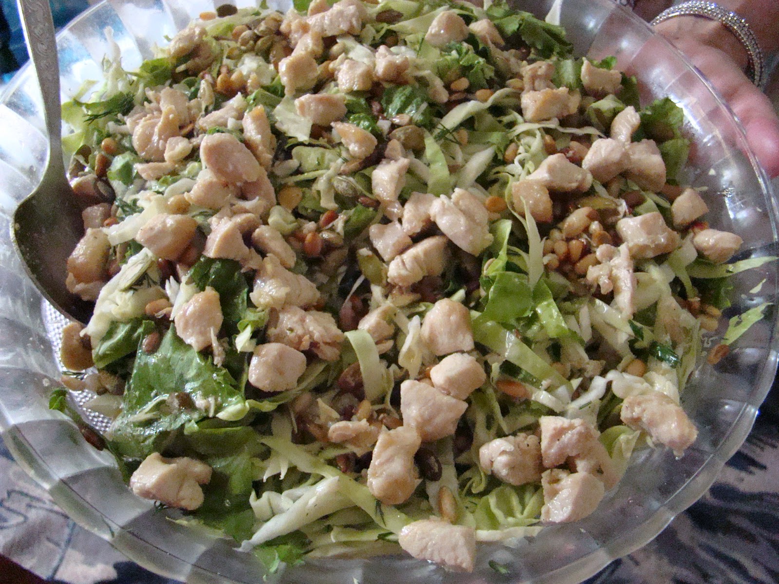 салат с говядиной и луком. салат цыганский с говядиной. салат цыганский с говядиной. цыганский салат. салат из сердца говяжьего с маринованным луком.