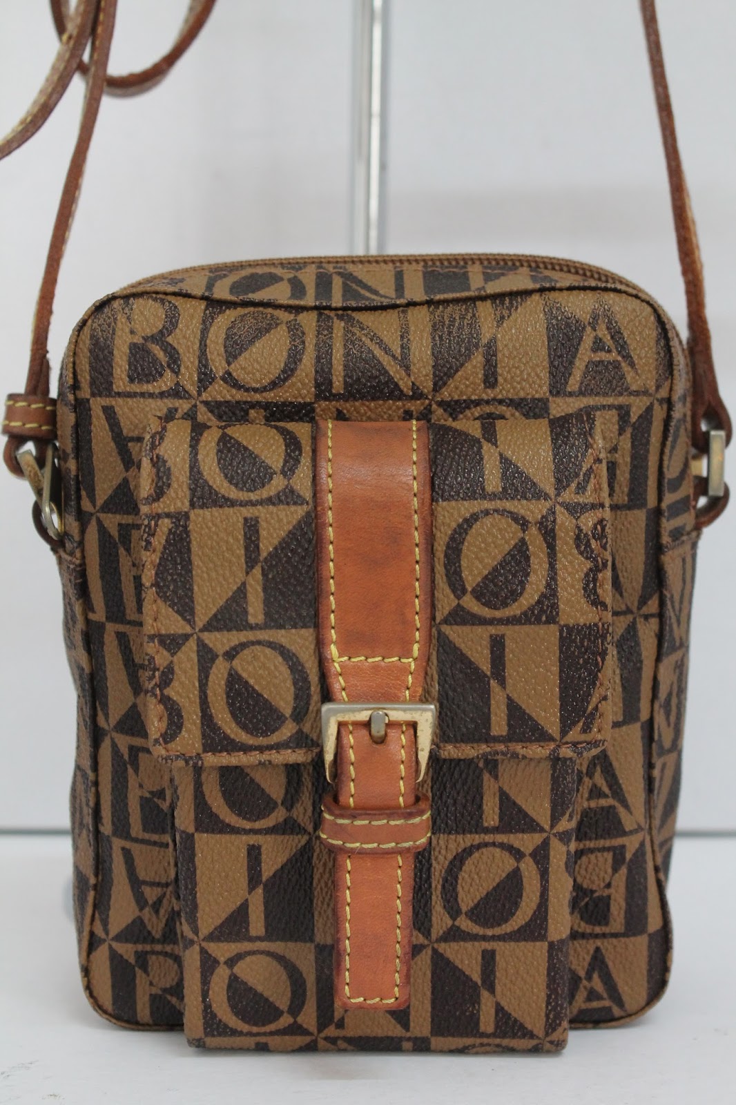 BUNDLEBARANGBAEK: BONIA Sling Bag.(SOLD)