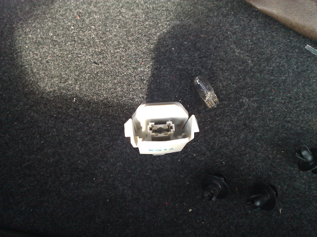 Как заменить лампочки габаритов в передних фарах и в подсветке заднего ...