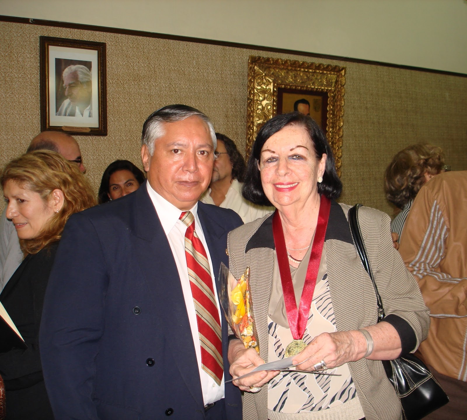 El Salon De Paz Buenos Dias CHIQUIÁN Y SUS AMIGOS / Armando Alvarado Balarezo (Nalo): GLADYS MARÍA