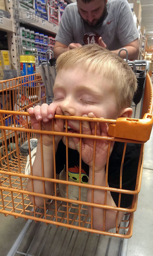 15+ Hilarious Pics That Prove Kids Can Sleep Anywhere - Napping In A Shopping Cart