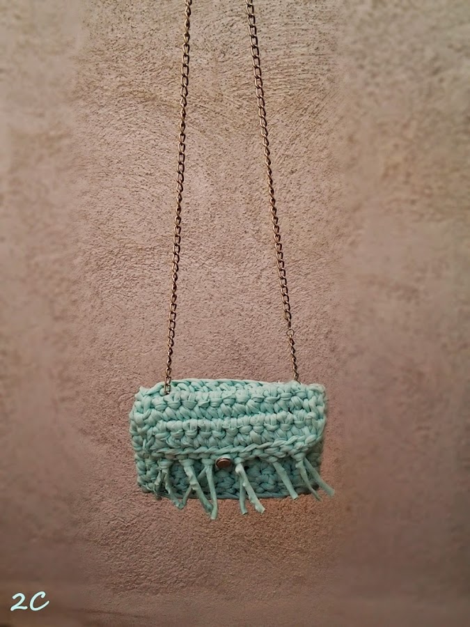 Bolso de trapillo con cadena simple