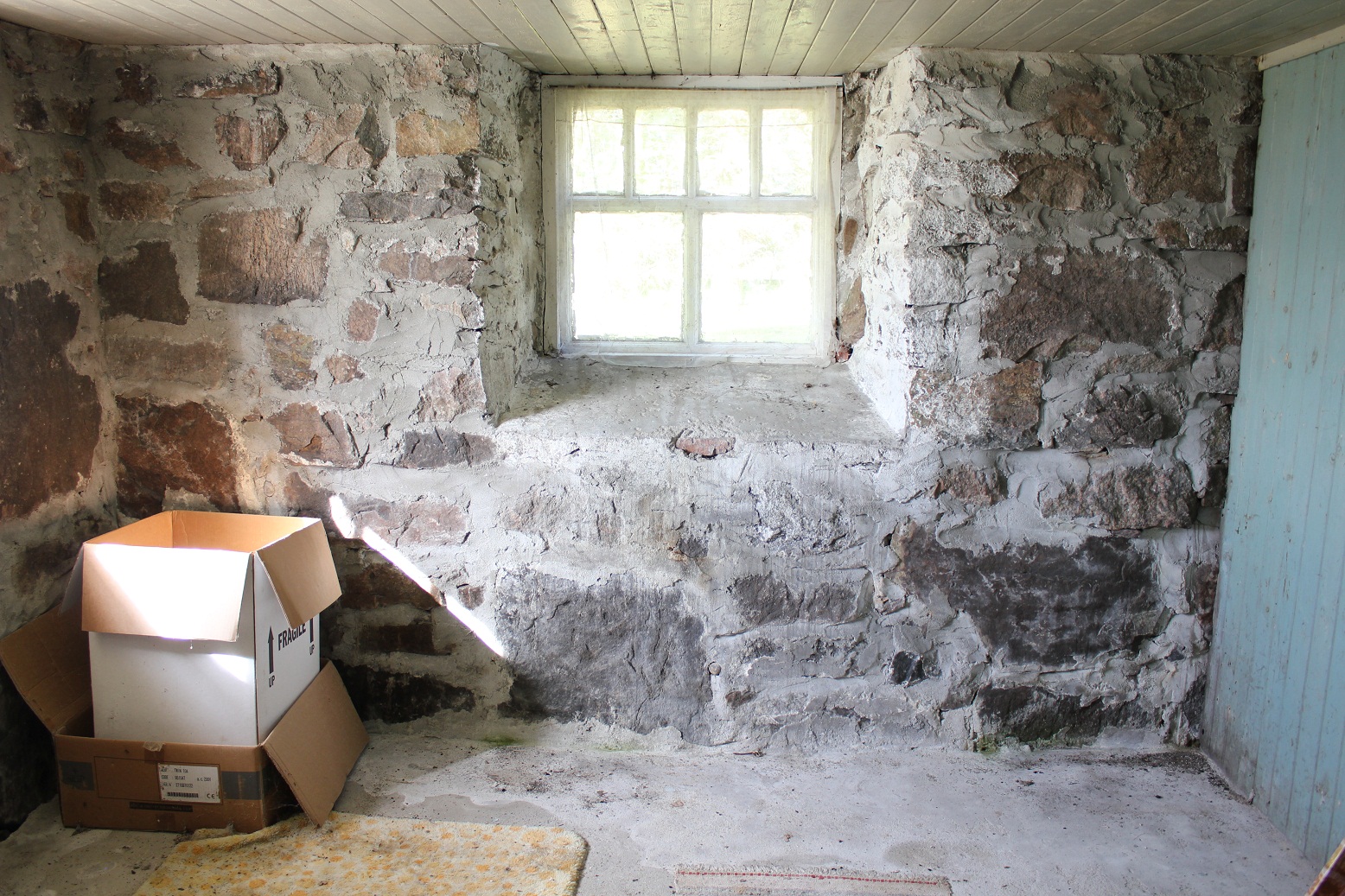 Стена в каком состоянии. Пустая квартира без ремонта. Трещины в кирпичной кладке. Крашеная кирпичная стена. Пустая комната без ремонта.