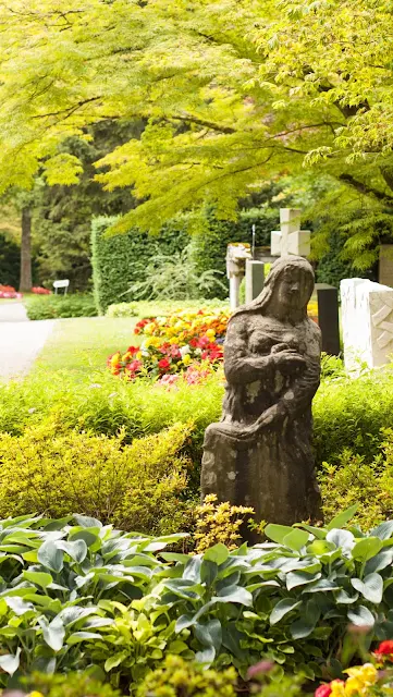 Places to Visit in Zurich in One Day with a ZVV Day Pass: gravestones in Friedhof Fluntern