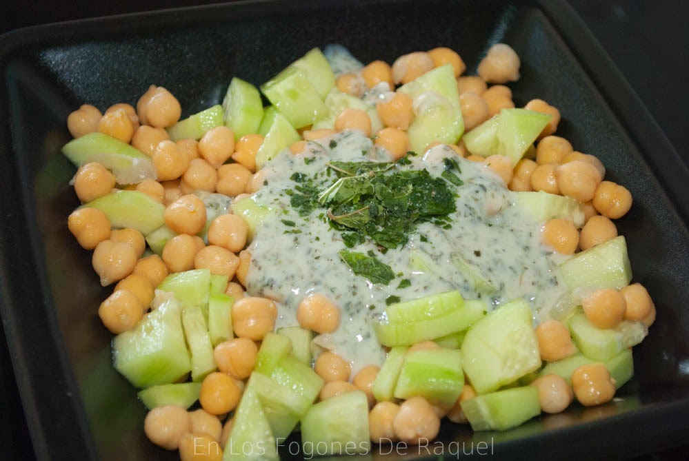 EN LOS FOGONES DE RAQUEL ENSALADA DE GARBANZOS Y PEPINO CON SALSA DE YOGUR DE MENTA
