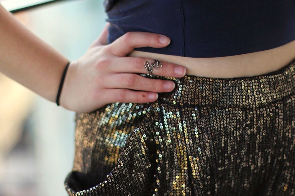 bloggers-love-fashion-week-OOTD-outfit-clothes-sparkly-trousers-sequins-crop-top-claw-ring