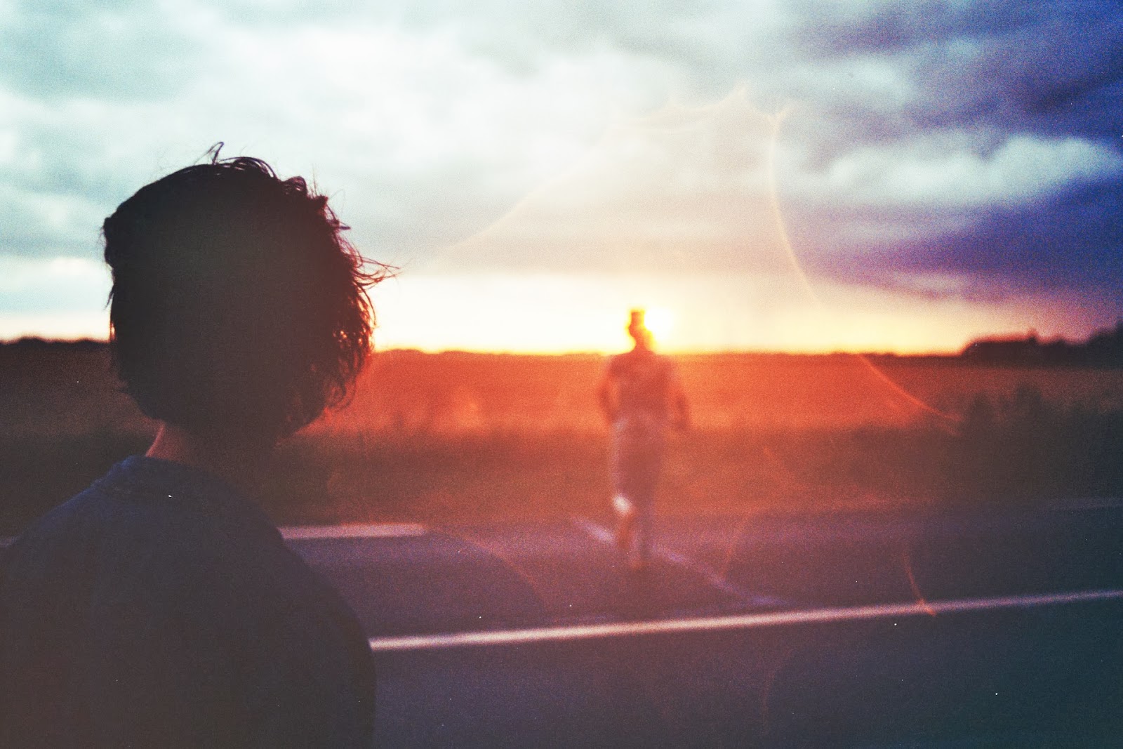 Жить прошлым цитаты. Приятные воспоминания о прошлом. Картинка не живи прошлым. Жить в прошлом. Я тебя вспоминаю стихи.