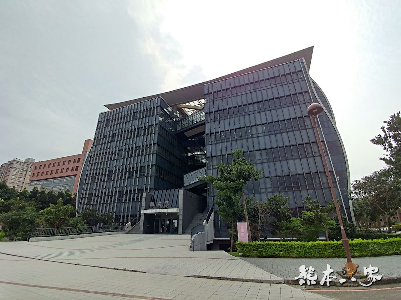 心湖櫻緣|三峽台北大學「心湖櫻花步道」-杜鵑、吉野櫻、木棉花齊綻放