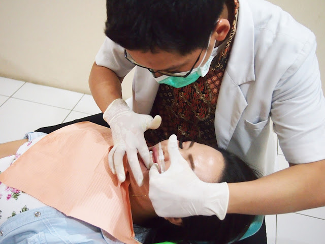 Teeth scaling and whitening for a perfect teeth. The Clinic Tanjung Duren for beauty and dental treatment.