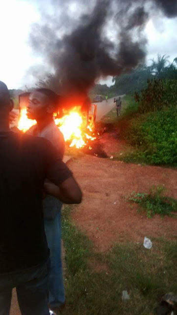 Graphic Photos: Four policemen shot by gunmen?and burnt beyond recognition at a checkpoint in Edo State