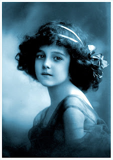 foto vintage de niña antigua en azul