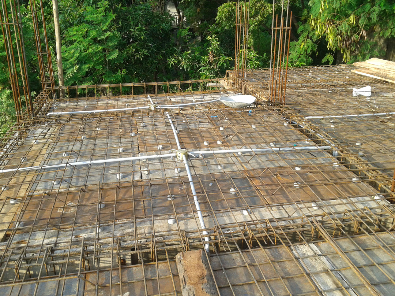 Protection Apartments 22/11 fixing of steel rods for the roof and