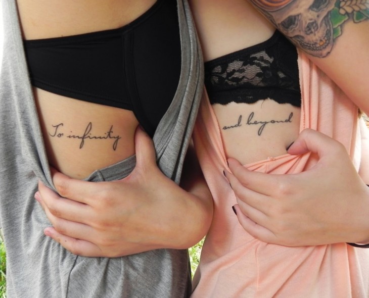 dos amigas lucen un tatuaje de amigas