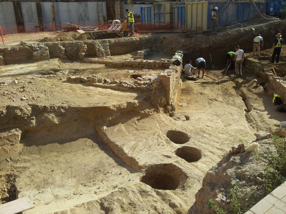 TORRE VIGÍA Hallan la tumba de un guerrero fenicio en un solar de calle Gigantes