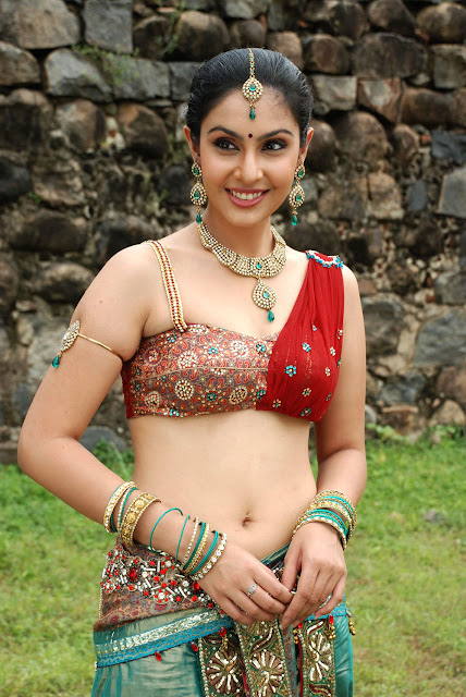 Actress Divya Parameshwar Navel Show Photos